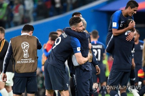 러시아 월드컵 결승에 진출한 프랑스 대표팀 선수들이 얼싸안고 즐거워하고 있다.(AFP=연합뉴스)