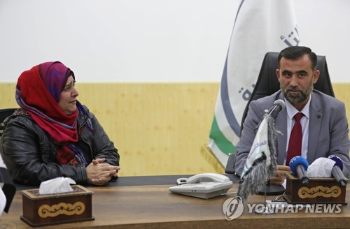 올해 10월말 반군 당국의 기자회견장에 참석한 아르헨티나 피랍자(왼쪽)