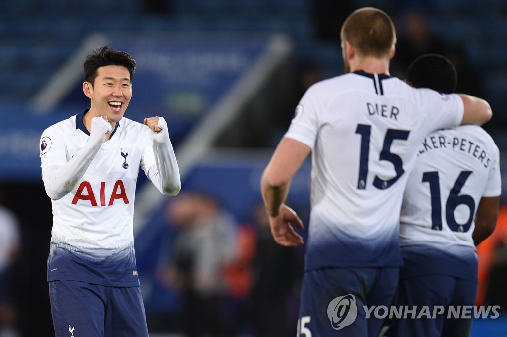 승리 확정되자 동료들과 기뻐하는 손흥민