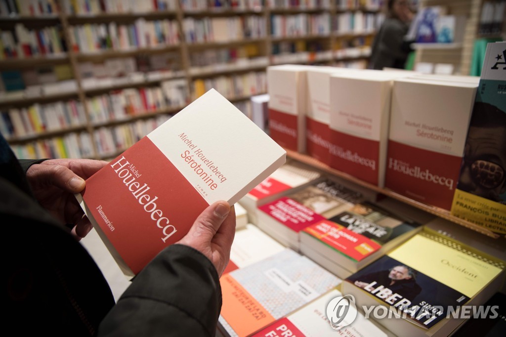프랑스 파리의 한 서점에 진열된 미셸 우엘벡의 새 소설 '세로토닌'[AFP=연합뉴스]