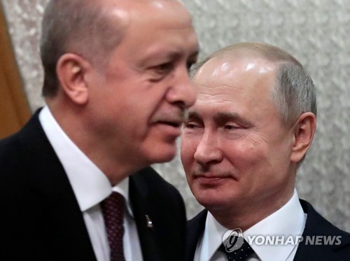 14일 러시아 소치에서 만나 시리아 사태 논의한 푸틴 러시아 대통령(오른쪽)과 에르도안 터키 대통령 [AFP=연합뉴스]