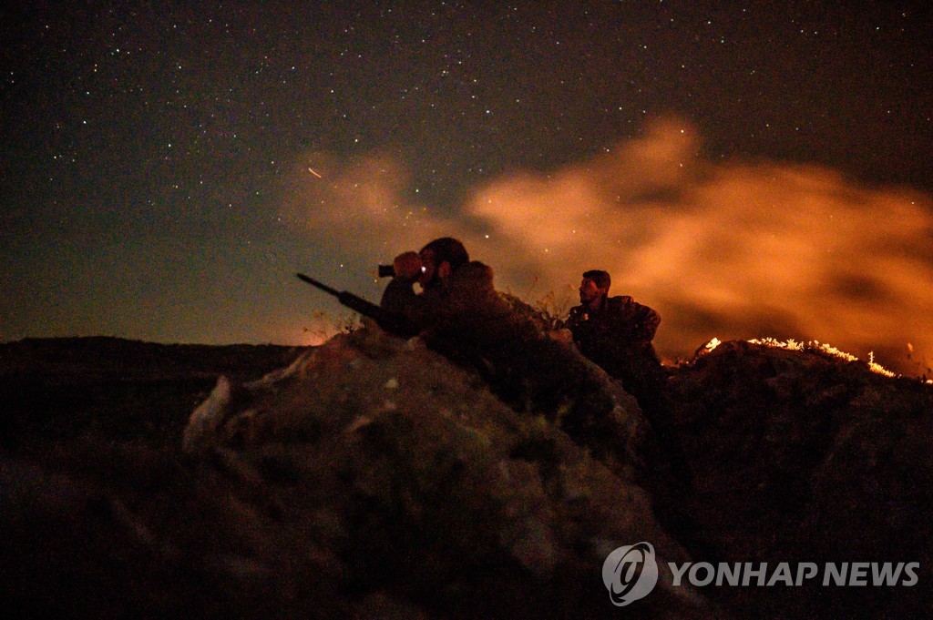 11일 IS 진영 살피는 SDF 부대원