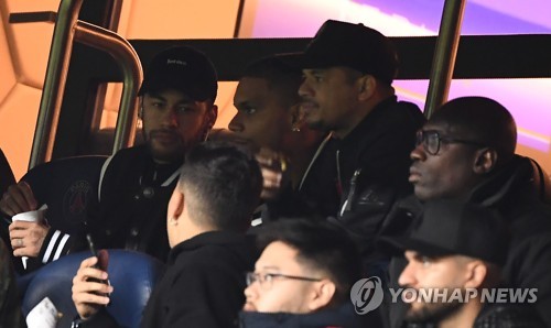 관중석에서 경기를 지켜보는 네이마르 / AFP=연합뉴스