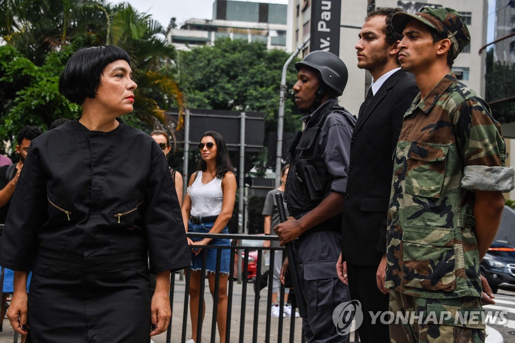 BRAZIL-VENEZUELA-ART-PERFORMANCE