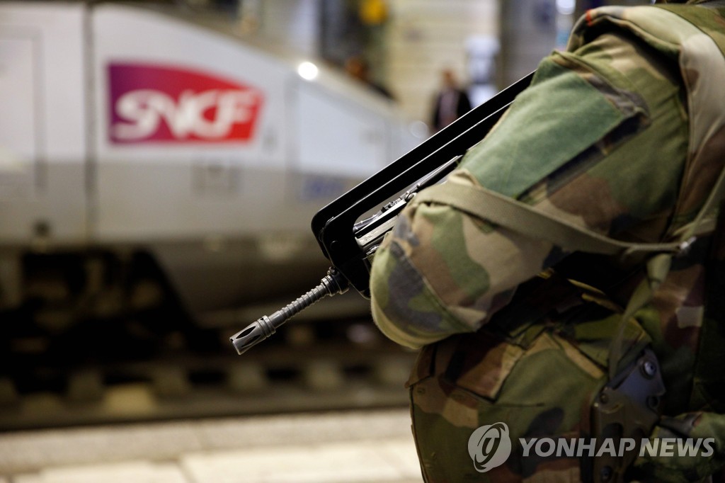 프랑스 파리 몽파르나스 역에서 테러경계 순찰을 하는 무장 군인[AFP=연합뉴스 자료사진]