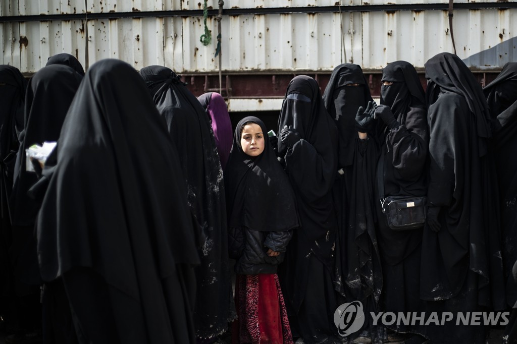시리아 북동부 알홀 캠프에 수용된 이라크·시리아 여성들