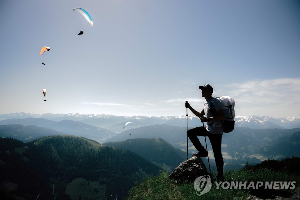 AUSTRIA-PARAGLIDING-ALPS