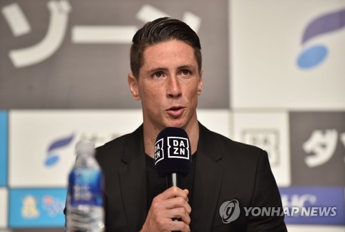 기자회견에서 은퇴를 발표하는 토레스