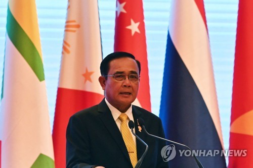 기자회견을 하는 쁘라윳 짠-오차 태국 총리