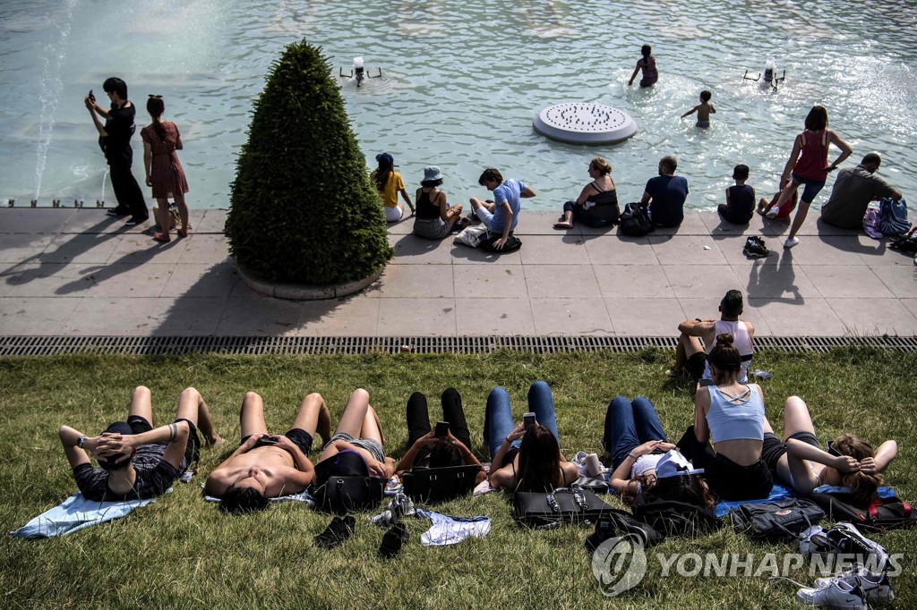 FRANCE-HEAT-CLIMATE-WEATHER