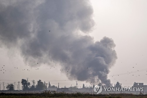 9일 터키의 공습으로 검은 연기를 내뿜는 시리아 북부 락까주 교외 탈아브야드 일대