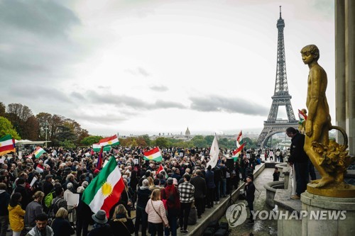 프랑스의 터키 군사작전 규탄 집회에서 쿠르드족 깃발을 들고 있는 시위대