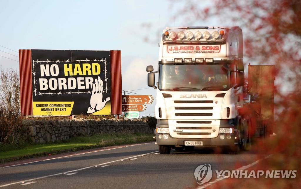 북아일랜드-아일랜드 국경을 지나는 화물트럭 [AFP=연합뉴스]
