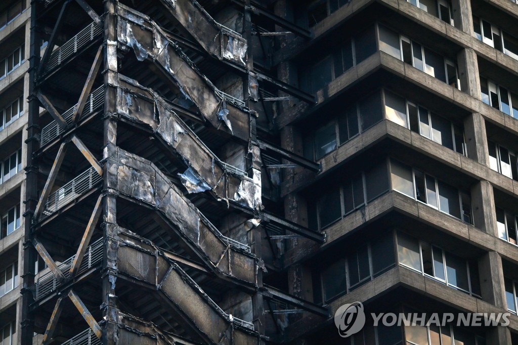 시위로 불에 탄 전기회사 건물