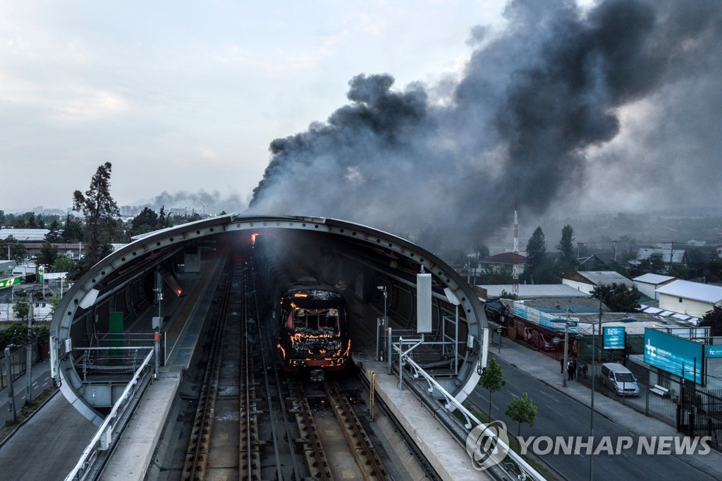 CORRECTION-CHILE-TRANSPORT-METRO-PROTEST
