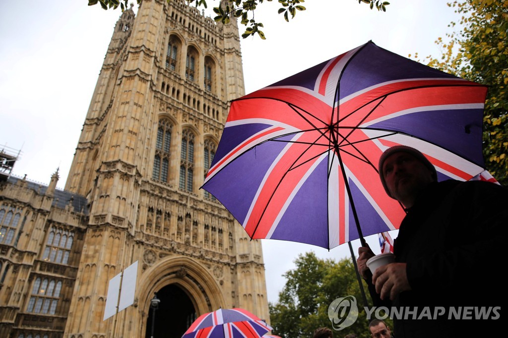 영국 의사당 인근의 브렉시트 지지대가 펼쳐든 유니언잭 우산 [AFP=연합뉴스]