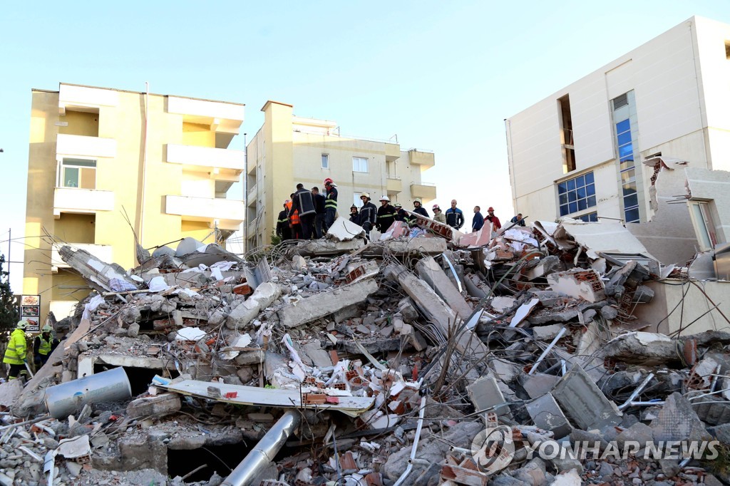 26일(현지시간) 지진이 강타한 두레스에서 구조대원들이 생존자를 찾고 있다.