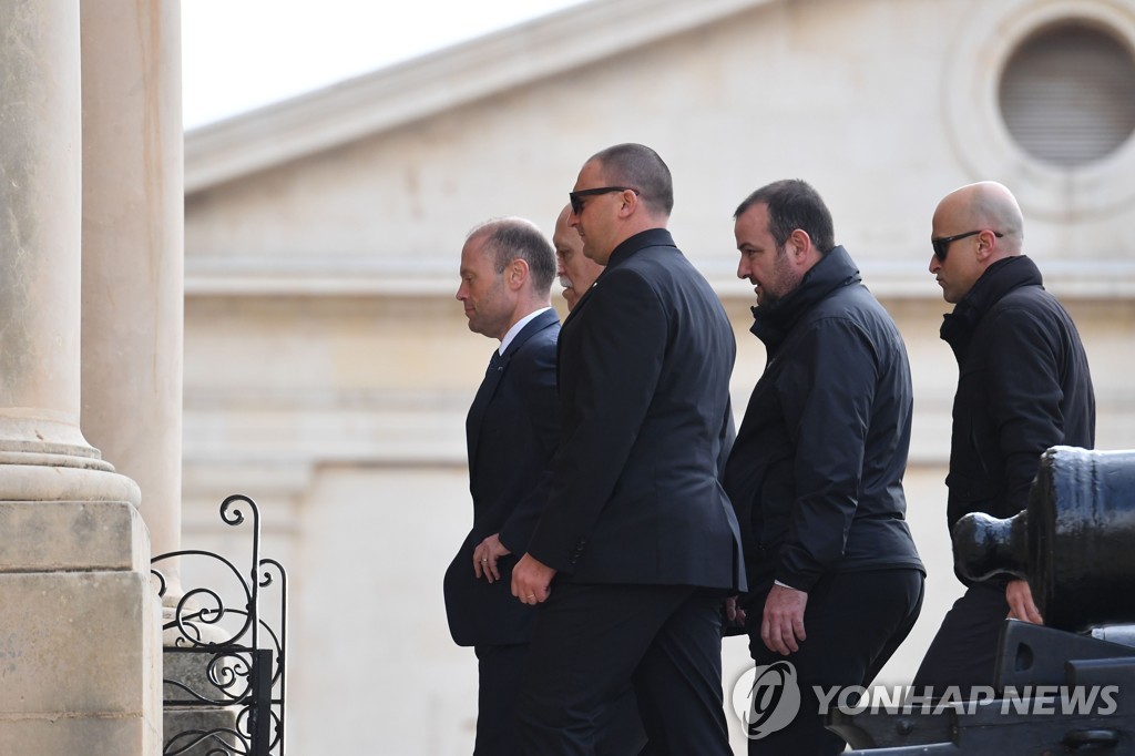 수행원들과 집무실로 향하는 무스카트 몰타 총리(맨 앞쪽). [AFP=연합뉴스]