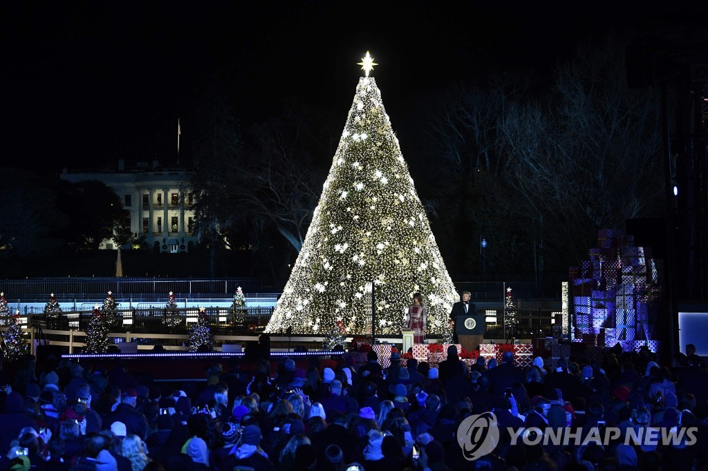 美 워싱턴 ′내셔널 크리스마스 트리′ 점등…트럼프·멜라니아 참석