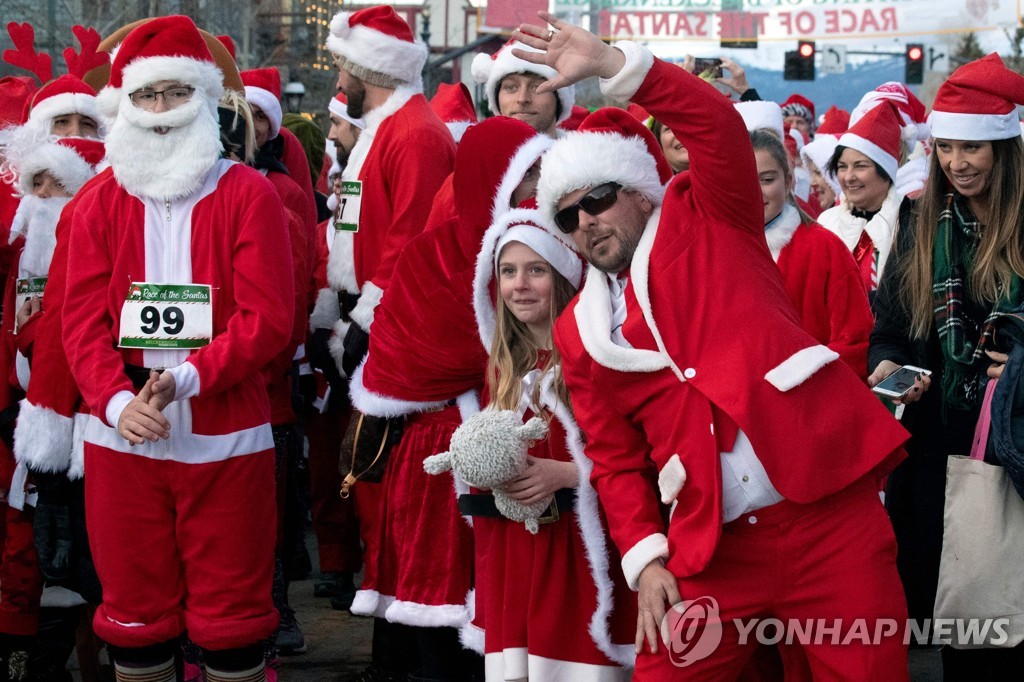 US-OFFBEAT-CHRISTMAS-SANTA CLAUS-RACE