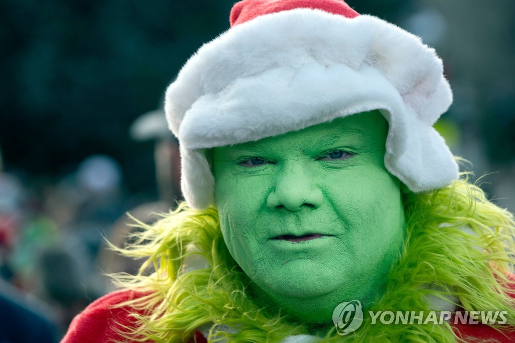US-OFFBEAT-CHRISTMAS-SANTA CLAUS-RACE