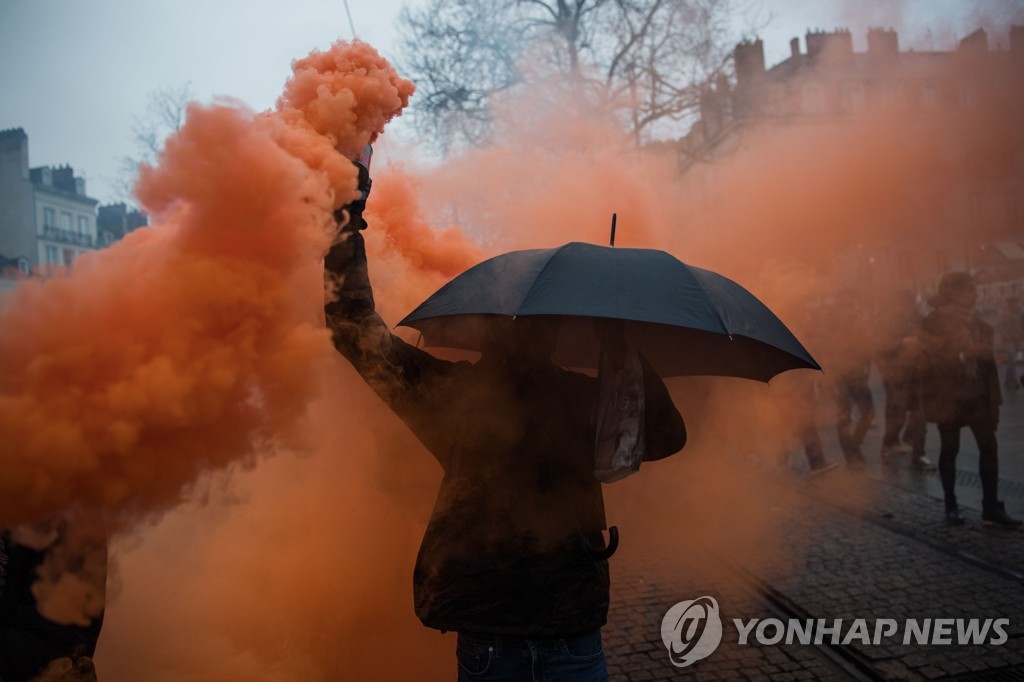 TOPSHOT-FRANCE-SOCIAL-STRIKE-PROTEST