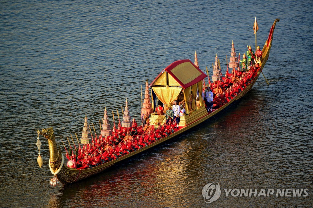 TOPSHOT-THAILAND-ROYALS-BARGE-CORONATION