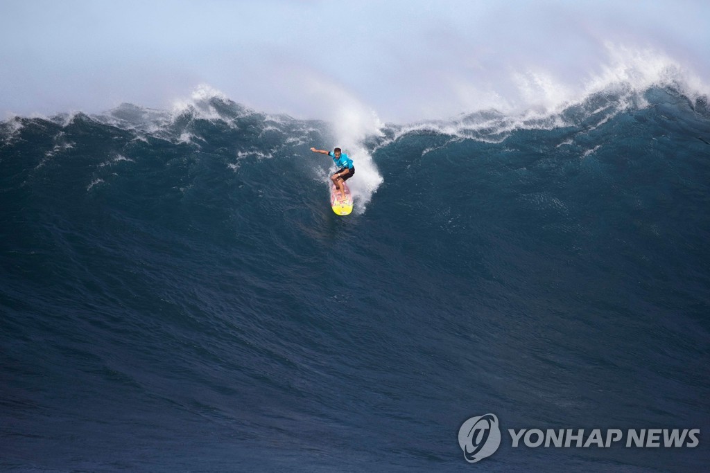 SURFING-JAWS-BIG-WAVE-COMPETITION