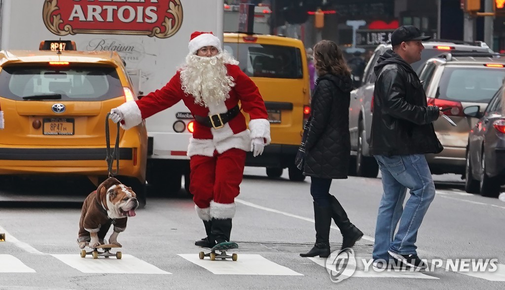 us-charity-lifestyle-holiday-santacon