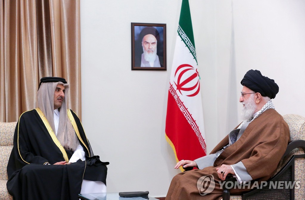 12일 테헤란 방문한 셰이크 타킴 빈 하마드 알사니 카타르 군주(왼쪽)와 만난 아야톨라 알리 하메네이 이란 최고지도자