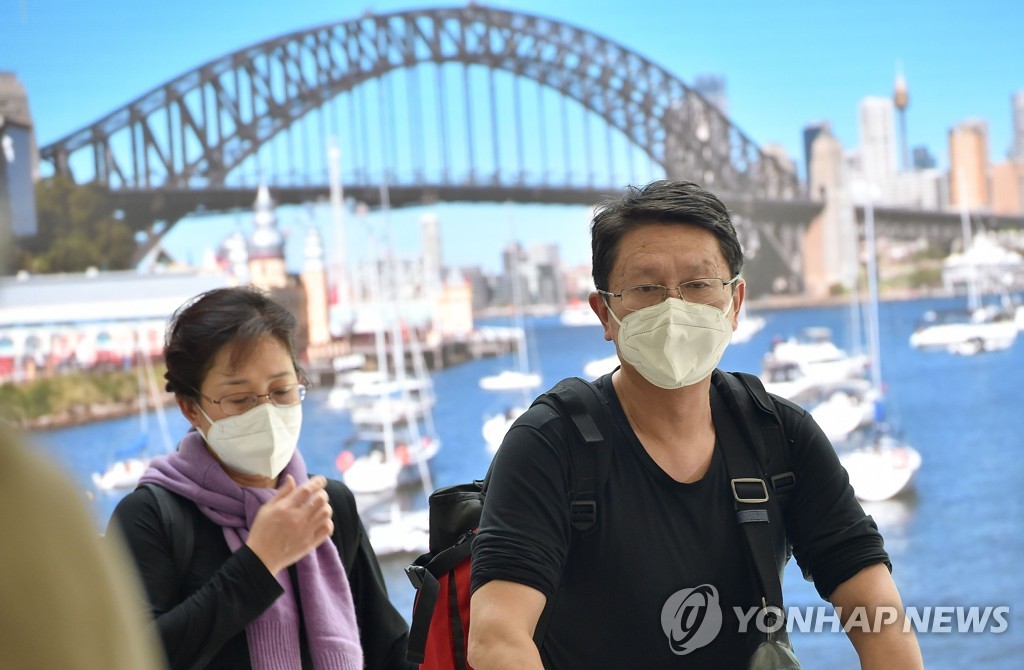 보호 마스크를 착용한 채 시드니 하버 브리지를 찾은 중국인 방문자들 