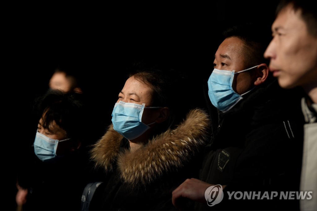 24일 베이징의 기차역에서 마스크를 쓰고 기차를 기다리는 승객들 [AFP=연합뉴스]