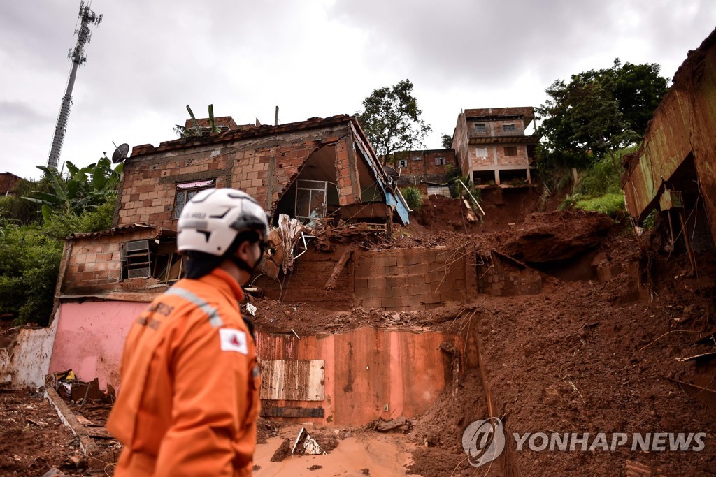 TOPSHOT-BRAZIL-WEATHER-LANDSLIDE