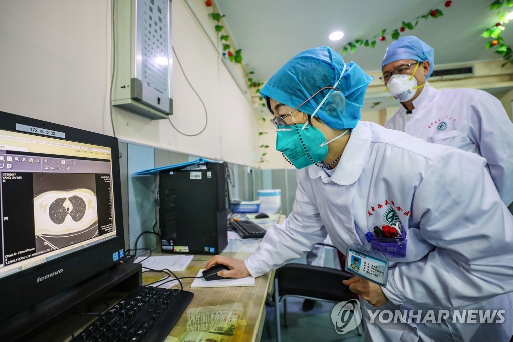 우한에서 한 의사가 환자의 폐 CT 이미지를 보고 있다. [AFP=연합뉴스]