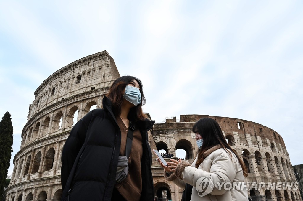 이탈리아 로마 상징물인 콜로세움을 찾은 아시아 관광객들. [AFP=연합뉴스]