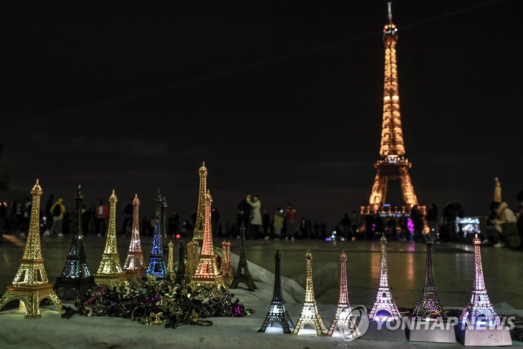 FRANCE-EIFFEL-VALENTINE-DAY