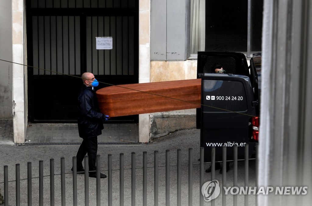 2일 스페인 마드리드의 한 병원에서 사망자 시신을 운구하는 장례식장 직원들 [AFP=연합뉴스]