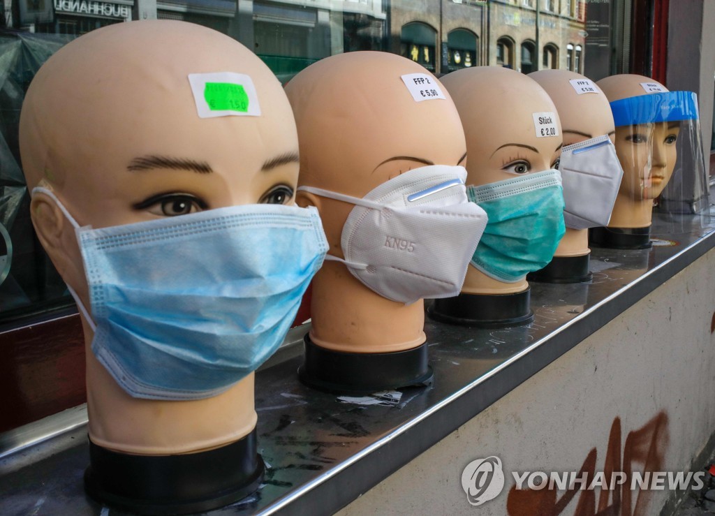 베를린 상점에 진열된 마스크 등 방역제품 [AFP=연합뉴스]