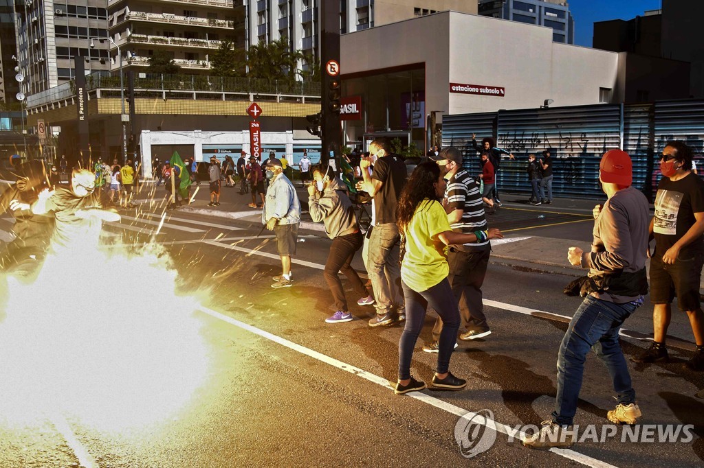 BRAZIL-HEALTH-VIRUS-BOLSONARO-FBL-PROTEST