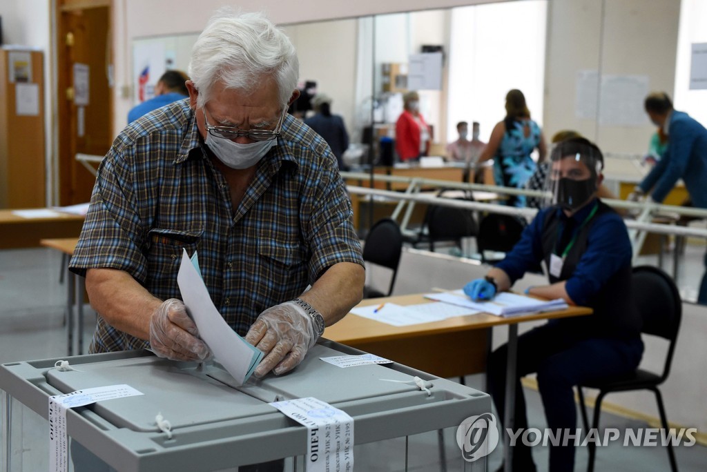 RUSSIA-VOTE-CONSTITUTION-VIRUS