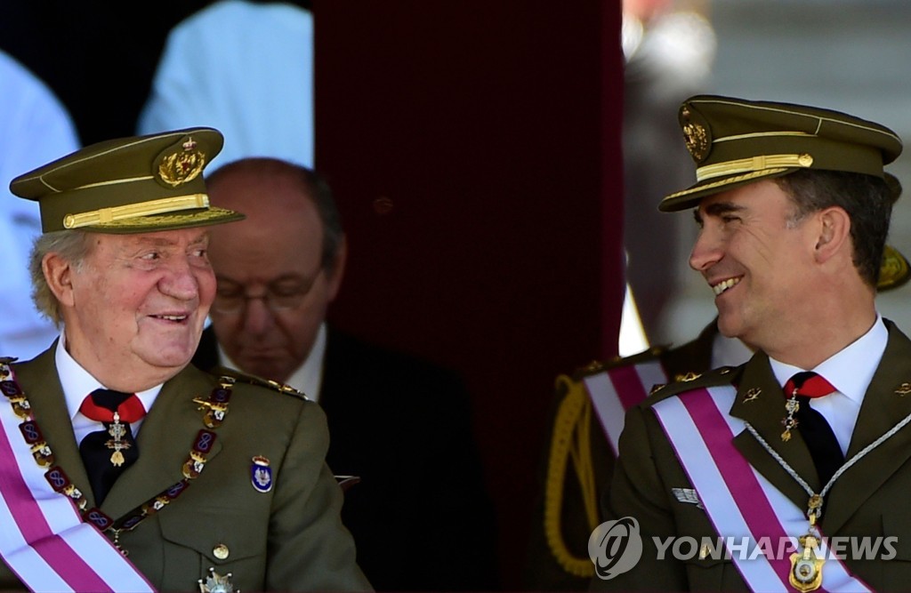 2014년 당시 스페인 국왕 후안 카를로스 1세(왼쪽)와 펠리페 왕세자(현 국왕. 오른쪽) [AFP=연합뉴스 자료사진]