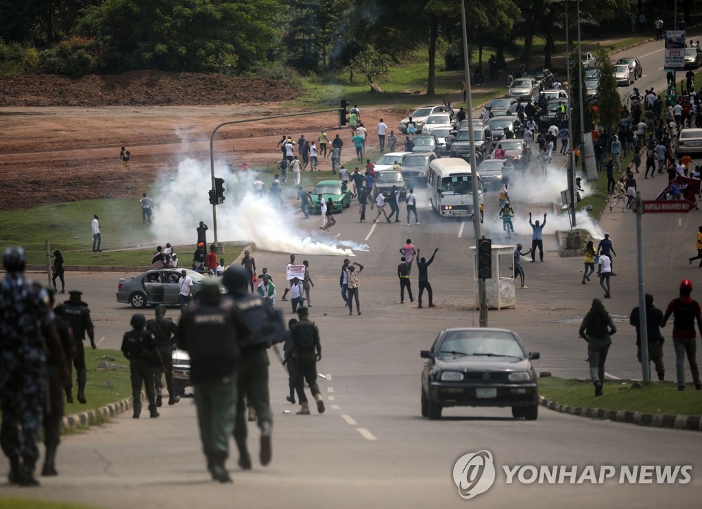 TOPSHOT-NIGERIA-CRIME-POLICE-DEMO