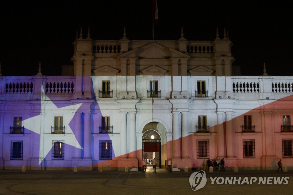 25일(현지시간) 칠레 국기 모양의 조명이 비춰진 대통령궁
