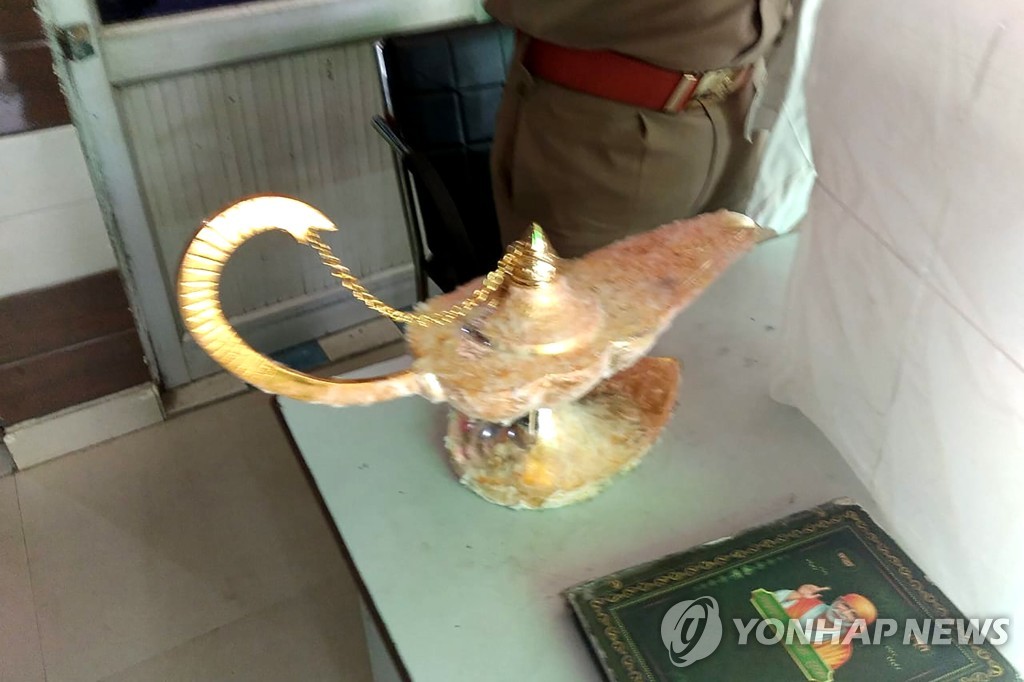 인도의 사기꾼 일당이 "알라딘 램프를 판다"며 판매한 램프 사진.[우타르프라데시주 메루트시 경찰 제공·AFP=연합뉴스]