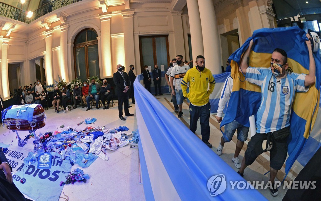 마라도나 시신이 안치된 아르헨티나 대통령궁에 추모인파