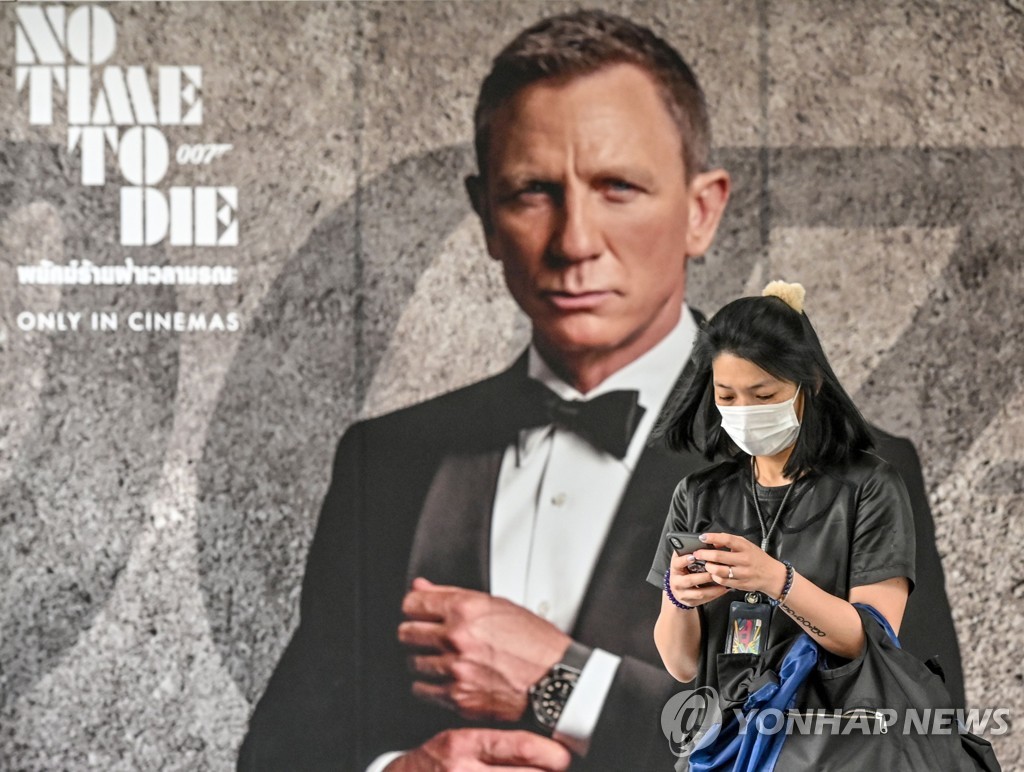 태국 방콕에서 007 시리즈 신작 '노 타임 투 다이' 포스터 앞을 지나는 한 여성