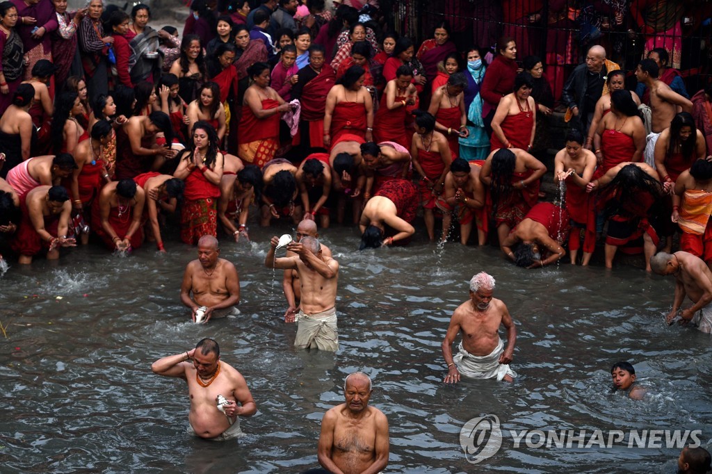 ′신을 위하여' 차가운 물에 풍덩…힌두교 ′스와스타니 축제′