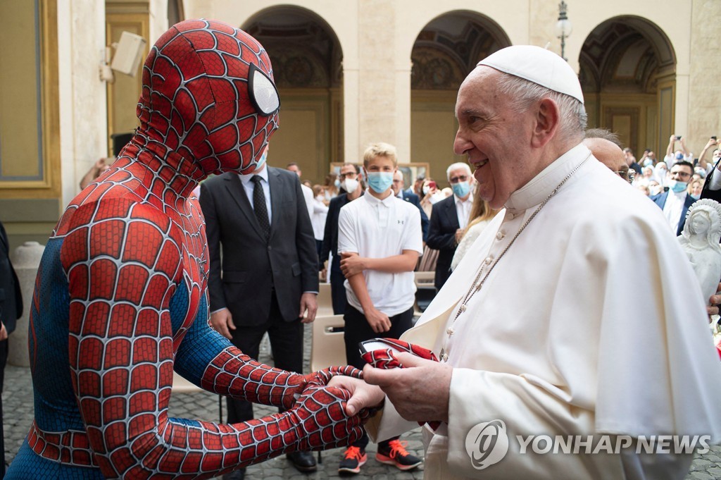 ′교황과 만난 스파이더맨′…선행으로 알현 행사 초청