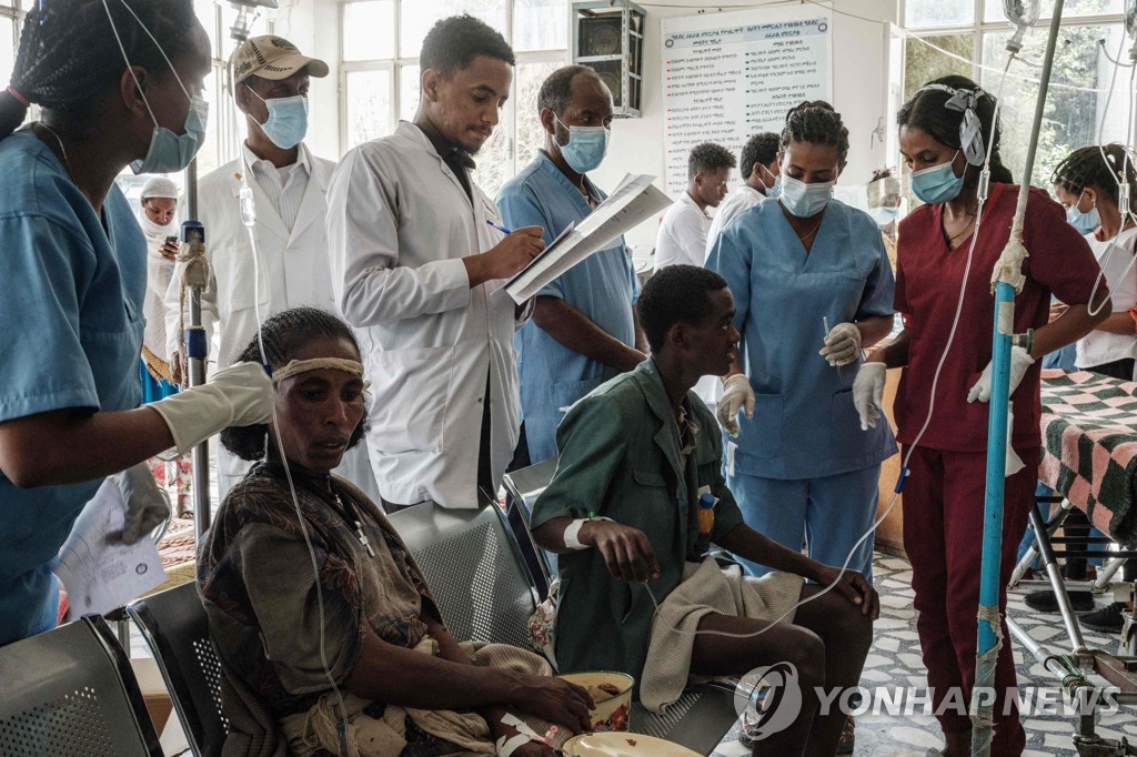 에티오피아 정부군 공습으로 다친 주민들이 메켈레의 한 병원에서 24일(현지시간) 치료받는 모습