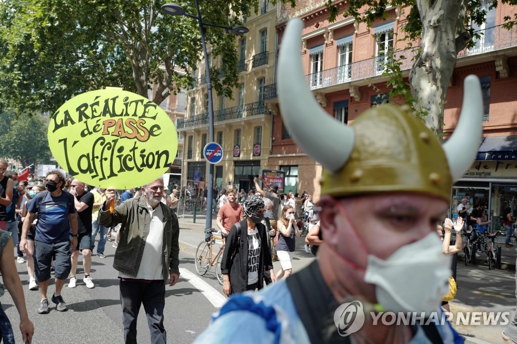 FRANCE-HEALTH-VIRUS-VACCINE-DEMO